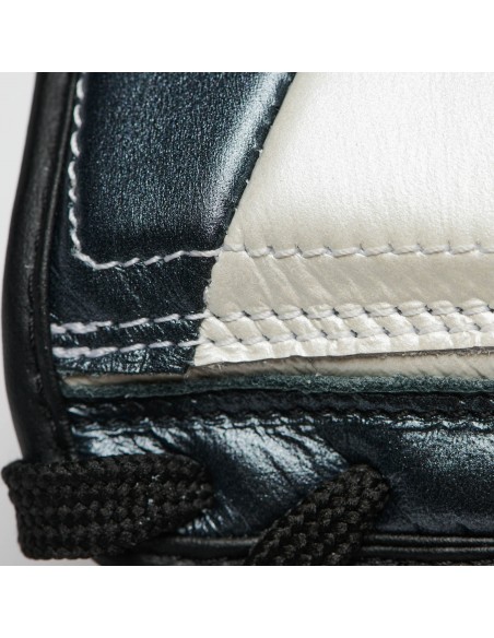 Leone Authentic White/Gold: Top laced boxing gloves for professionals