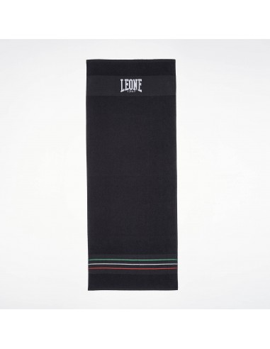 Italian flair in the gym: the black Leone Flag ring towel