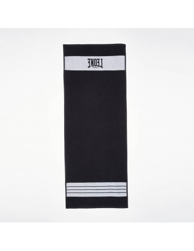 Italian flair in the gym: the black Leone Flag ring towel