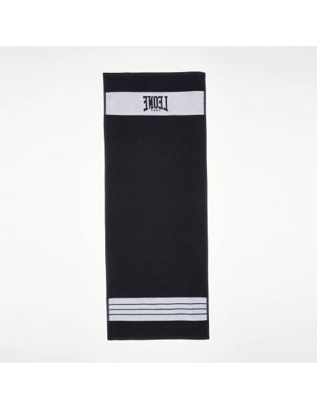 Italian flair in the gym: the black Leone Flag ring towel