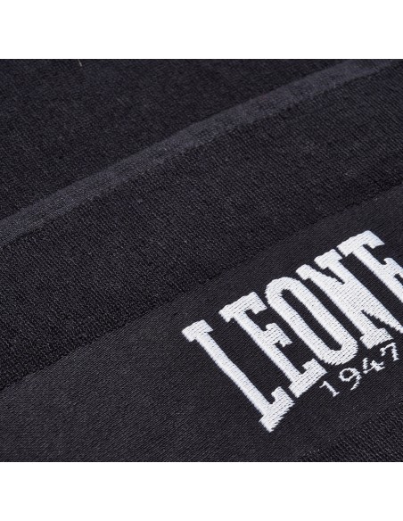 Italian flair in the gym: the black Leone Flag ring towel