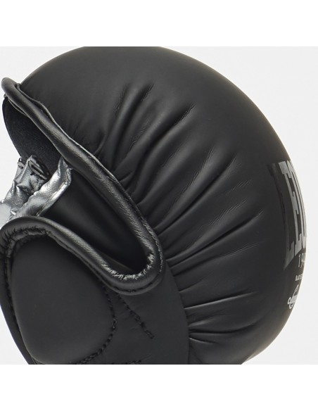 Scopri la protezione definitiva per lo sparring: il guanto Leone Black Edition